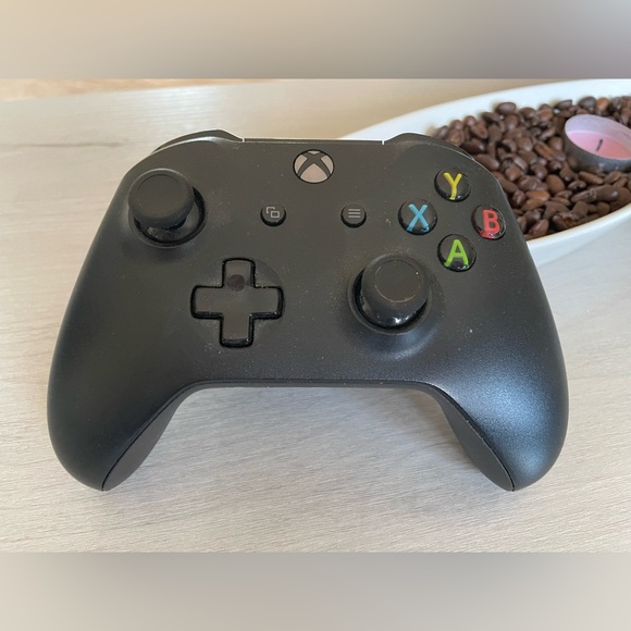 3 Xbox controllers - Picture 14 of 16